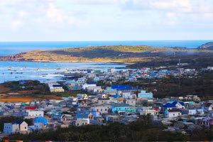 Phú Quý (hay còn được gọi là Cù Lao Khoai Xứ, Cù Lao Thu) có diện tích 16km2 được chia làm 3 xã: Long Hải, Ngũ Phụng, Tam Thanh với hơn 30 nghìn dân cư.