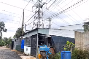 Nhiều căn nhà của dân xây dựng ngay dưới lưới điện cao thế tại khu vực tờ bản đồ địa chính số 50.