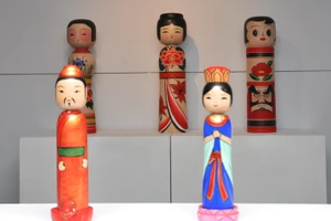 Búp bê Kokeshi phỏng theo trò 'Sự tích hồ Gươm' (trước) và 'Bát tiên' (sau) của múa rối nước Việt Nam.