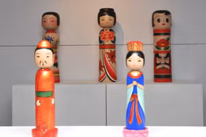 Búp bê Kokeshi phỏng theo trò 'Sự tích hồ Gươm' (trước) và 'Bát tiên' (sau) của múa rối nước Việt Nam.