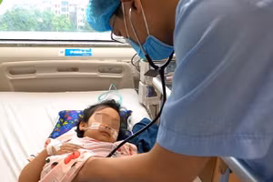 Trẻ viêm cơ tim điều trị tại Bệnh viện Nhi Trung ương. Ảnh: BVCC