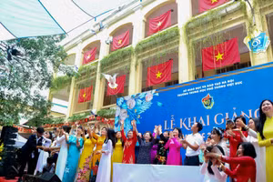 Thầy và trò Trường THPT Việt Đức (Hà Nội) thực hiện nghi thức thả chim bồ câu.