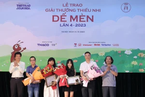 Tác giả Phạm Anh Xuân (thứ 2 từ phải qua) nhận tặng thưởng của Hội đồng Giám khảo Giải thưởng Dế Mèn lần thứ 4.