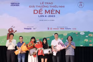 Tác giả Phạm Anh Xuân (thứ 2 từ phải qua) nhận tặng thưởng của Hội đồng Giám khảo Giải thưởng Dế Mèn lần thứ 4.