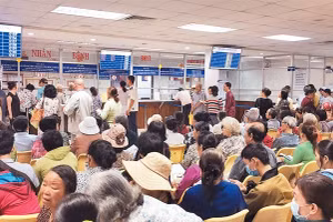 Khi ứng dụng công nghệ, các bệnh viện sẽ không còn cảnh chen lấn xếp hàng lấy số thứ tự.