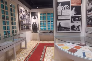 Bảo tàng trưng bày hơn 300 ảnh, 220 hiện vật, 150 tài liệu giấy, 130 pho tượng đồng gắn với những dấu mốc quan trọng trong quá trình hoạt động cách mạng của Đại tướng Nguyễn Chí Thanh. Ảnh: TG.