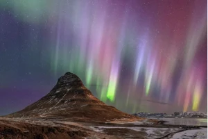 Cực quang thắp sáng bầu trời đêm Kirkjufell, một ngọn núi ở Iceland. Ảnh: Babak Tafreshi