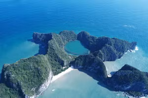 Đảo Mắt Rồng, vịnh Hạ Long nhìn từ trên cao. Ảnh: Hoàng Nam