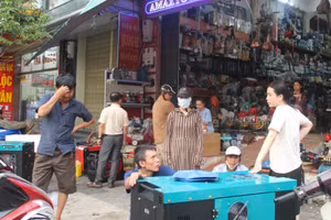 Các cửa hàng điện máy trên đường Trần Phú (TP Thanh Hóa) đông nghịt khách đến xem và mua máy phát điện.