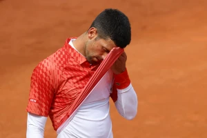 Djokovic thất vọng sau khi thua Holger Rune ở tứ kết Rome Masters. Ảnh: ITN