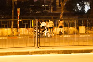 Nhiều cô gái tụ tập chèo kéo khách mua dâm trên đường Giải Phóng.