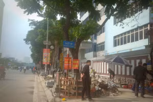 Thi công vỉa hè trên tuyến đường Nguyễn Chí Thanh (quận Đống Đa, Hà Nội).