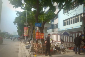 Thi công vỉa hè trên tuyến đường Nguyễn Chí Thanh (quận Đống Đa, Hà Nội).