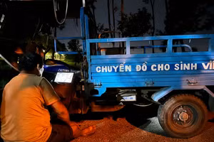 Niềm vui hiếm hoi trong ngày của ông Minh là xem tin tức trên YouTube. Ảnh: Mạnh Tùng