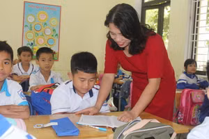 Cô và trò Trường Tiểu học Cẩm Bình.