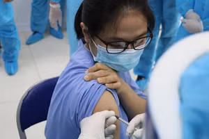 Người từ 18 tuổi trở lên cần tiêm đủ liều cơ bản và nhắc lại. Ảnh minh họa.