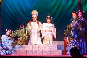 Vở 'Kiều' của Nhà hát Cải lương Hà Nội được phục dựng theo đúng bản diễn năm 1993 của NSND Ngọc Dư. Ảnh: Hoàng Anh.