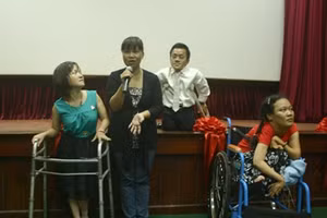 Phan Huyền Thư và các nhân vật trong phim 'Cuộc đời sau trang sách'.