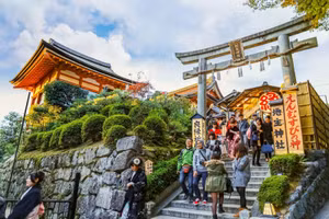 Thẻ cầu nguyện không chỉ kết nối tâm linh, mà còn chia sẻ tâm lý giữa các cư dân Nhật Bản với nhau. Ảnh: Benny Marty, Alamy.com