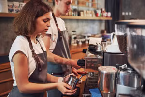 Sinh viên Anh đi làm bán thời gian để trang trải sinh hoạt phí.