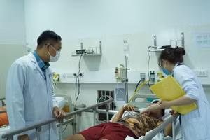 Các bác sĩ theo dõi sức khỏe bệnh nhi ngộ độc botulinum. Ảnh: BVCC.