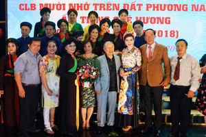 Nghệ sĩ Quý Thăng (thứ 2 từ phải sang) cùng NSƯT Kiều Hưng (thứ tư từ phải sang) và các thành viên trong Lễ kỷ niệm 20 năm Câu lạc bộ Mười Nhớ. Ảnh: NVCC.