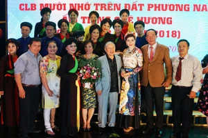 Nghệ sĩ Quý Thăng (thứ 2 từ phải sang) cùng NSƯT Kiều Hưng (thứ tư từ phải sang) và các thành viên trong Lễ kỷ niệm 20 năm Câu lạc bộ Mười Nhớ. Ảnh: NVCC.