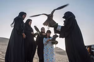 Những phụ nữ nuôi chim ưng của UAE thường tụ tập vào buổi tối để gặp gỡ và huấn luyện cũng như chia sẻ kiến thức trong nghề. Ảnh: National news