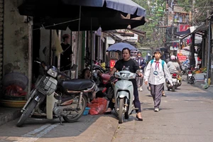 Học sinh đi bộ dưới lòng đường trên địa bàn phường Thanh Xuân Bắc (quận Thanh Xuân).