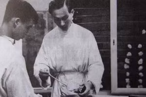 Quá trình nghiên cứu ký sinh trùng của Giáo sư, bác sĩ Đặng Văn Ngữ với học trò. Ảnh: ITN