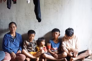 Chị Y Khổ cùng con gái và 3 người em trai trong căn nhà nhỏ do cha mẹ để lại.