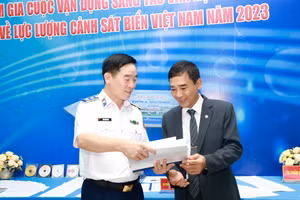 Trung tướng Bùi Quốc Oai - Chính ủy Cảnh sát biển Việt Nam trao đổi với nhà thơ Trần Khánh Toàn (phải) những chi tiết tâm đắc, thú vị trong cuốn tiểu thuyết 'Biển bây giờ vẫn khát'. 