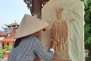 Bảo tàng tỉnh Hà Nam dập hoa văn trên bia đá chùa Giàu. Ảnh: IT.