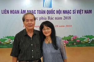 Nhạc sĩ Ngô Quốc Tính và nhà phê bình âm nhạc Nguyễn Thị Minh Châu, Phó Chủ tịch Hội Nhạc sĩ Việt Nam. Ảnh: NVCC.