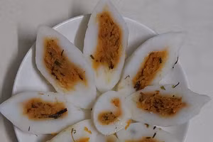 Sau tấm áo trắng ngà của bột gạo tẻ sẽ là nhân tôm mằn mặn khá đầy đặn. 