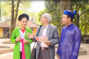 Soạn giả, NSƯT Khúc Hà Linh (giữa) trao đổi với các nghệ sĩ khi thể hiện bài hát của mình.