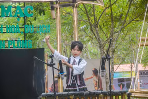 Y Thiên An biểu diễn, giao lưu đàn đá trong chương trình văn hóa – văn nghệ tại huyện Kon Plông (Kon Tum). Ảnh: Gia đình cung cấp