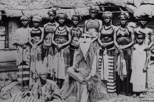 Ảnh chụp nhóm phụ nữ bị ruồng bỏ vì là phù thuỷ tại Sierra Leone vào những năm 1990.