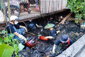Hành động làm sạch kênh, rạch đem lại nhiều niềm vui cho các bạn tham gia. Ảnh: Nhóm Sài Gòn Xanh cung cấp