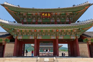 Một khía cạnh truyền thống của Seoul có thể được tìm thấy trong cung điện Gyeongbokgung. Ảnh: John Henshall.