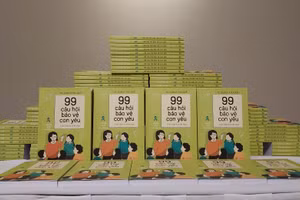 Cuốn sách '99 câu hỏi bảo vệ con yêu' giống như cẩm nang phòng chống xâm hại tình dục trẻ em. Ảnh: Bình Thanh