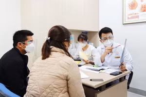 Bác sĩ thăm khám cho bệnh nhân hiếm muộn. Ảnh: Bệnh viện Nam học và Hiếm muộn Hà Nội.