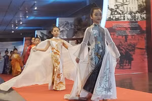 Trình diễn bộ sưu tập thời trang chủ đề Sen của NTK Việt Phượng. Ảnh: Bình Thanh.