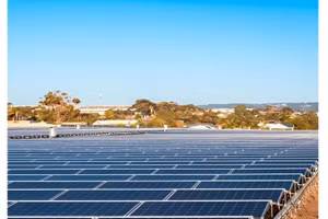 Việc phát điện bằng năng lượng Mặt trời bị ảnh hưởng bởi các yếu tố khí hậu.