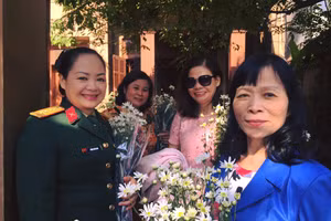 NSND Mai Phương và các đồng nghiệp.