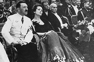 Olga Chekhova tham dự một sự kiện cùng Adolf Hitler (ngoài cùng bên trái).