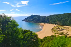 Đường đến Hải Đăng Đại Lãnh (thôn Đồng Bé, xã Hòa Tâm, huyện Đông Hòa) khá đơn giản, bạn chỉ cần chạy xe theo đường ven biển Phú Yên dưới chân đèo Cả. Từ xa bạn có thể nhìn thấy ngọn hải đăng đứng sừng sững giữa biển trời bao la.