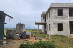 Nhà điều hành của dự án xây dang dở, phơi mưa nắng suốt nhiều năm qua.