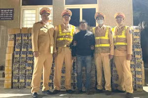 Tổ công tác Đội CSGT số 15 phát hiện, tạm giữ số lượng pháo nổ. 