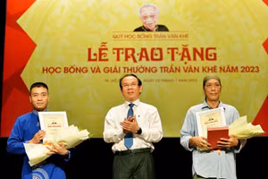 NSƯT Cồ Huy Hùng (trái) nhận Giải thưởng Trần Văn Khê. Ảnh: NVCC- Nguyễn Á.